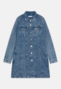 Lys blå denimkjole med spiss krage, lange ermer, to brystlommer og knappestolpe foran. Har vertikale sømmer og en utvidet fasong.