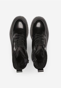 Černé kožené kotníkové boty s hladkým povrchem, kulatou špičkou, polstrovaným interiérem a texturovanými tkaničkami. Mají boční zip a zadní poutko.