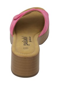 Infradito rosa con una cinghia curva, soletta piatta e suola a piattaforma impilata. Texture liscia, punta arrotondata e logo del marchio sulla soletta.