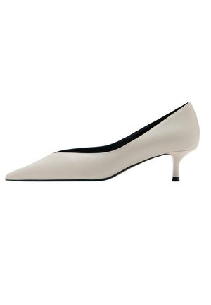 Beżowy but na niskim, cienkim obcasie typu kitten heel z czarną wyściółką wewnętrzną, pokazany z boku na białym tle.