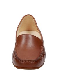 Braune Lederloafers mit glatter Oberfläche, runder Spitze und dekorativer Naht entlang der Kante. Innenfutter aus beigem Stoff.