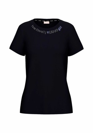 Maglietta nera da donna a maniche corte con scollo rotondo, con testo argentato "I am literally a LIU•JO girl" lungo il colletto.