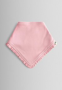 Ružový bavlnený bandana s diamantovým tvarom, s volánikovým okrajom a čistými prešívanými hranami. Na jednom rohu je viditeľná štítková etiketa.