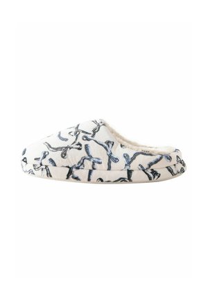 Bílé pantofle s měkkou texturou, vyšívaným modro-černým vzorem mašličky a zakulaceným designem špičky s plyšovým interiérem.