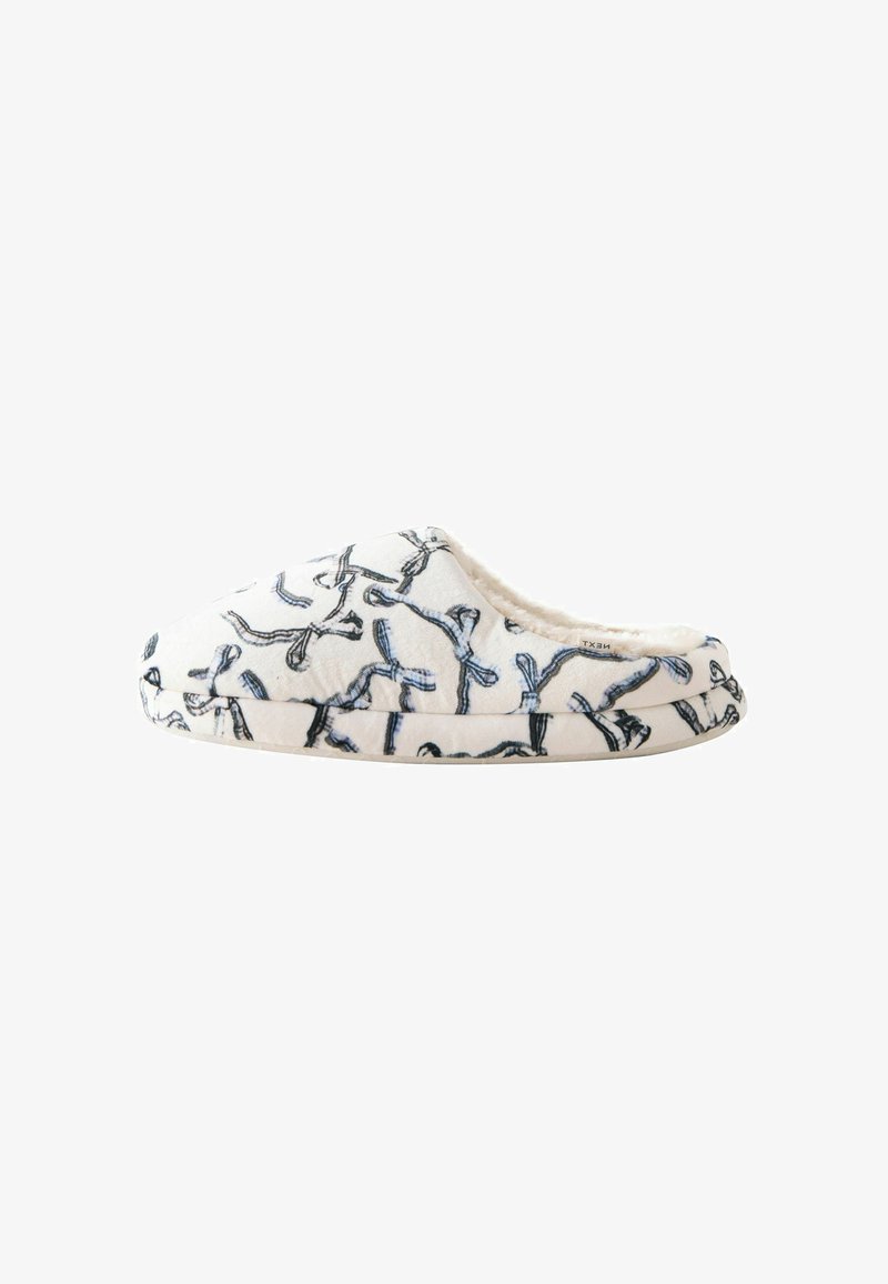 Pantofole bianche con una texture morbida, motivo ricamato di fiocchi blu e neri, design a punta rotonda e un interno soffice.