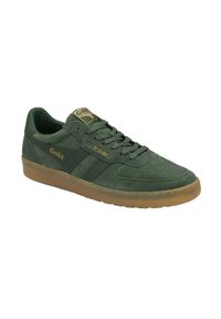 Sneaker in suede verde con superficie testurizzata, dotate di due strisce verde scuro, suola in gomma color caramello e logo dorato sulla linguetta.