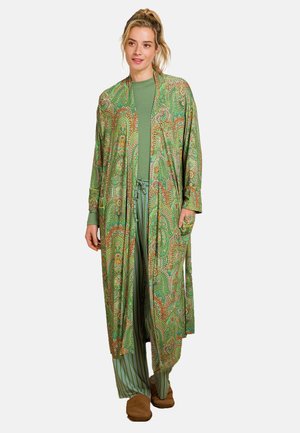 Lange groene kimono-stijl ochtendjas met paisleypatroon, zachte stof, open voorkant en wijde mouwen, gecombineerd met een bijpassende groene top en gestreepte broek.