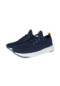 Le sneaker in rete blu navy presentano una suola bianca, dettagli testurizzati e un pull tab arancione. Progettati per la traspirazione con una forma snella.