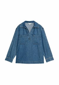 Denim shirt in medium blue, met een kraag, halve knoopsluiting en twee voorkeepockets. Lange mouwen met manchetdetails.