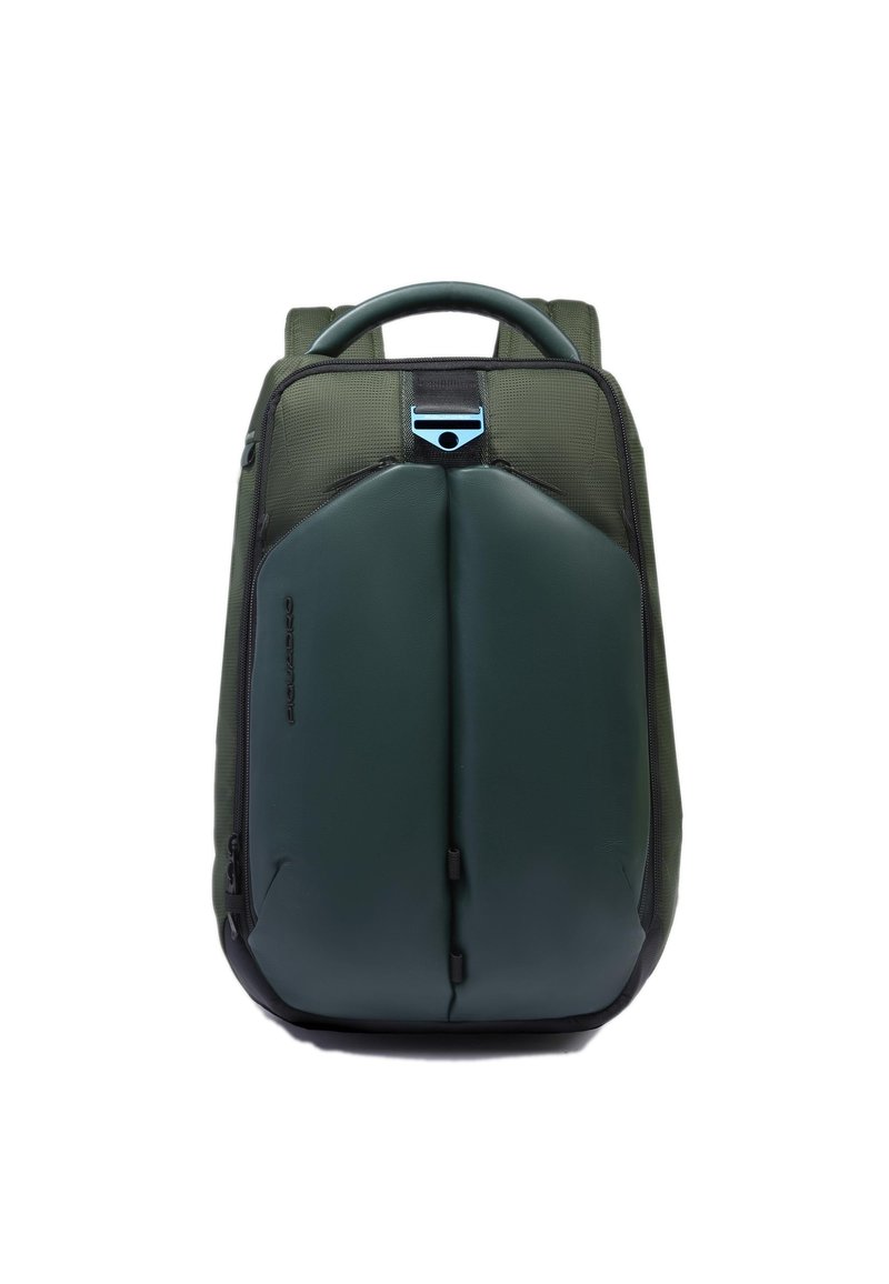 Zaino verde in tessuto e gomma con fronte curvo, manico superiore e tasca frontale con zip. Presenta dettagli neri e una ferramenta blu.