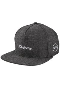 Szürke baseballsapka lapos karimával, texturált anyagból készült. Elöl fehér hímzett "Blackskios" logóval, az oldalán emblémával rendelkezik.