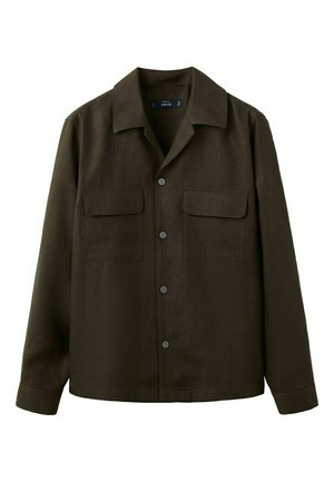 Veste-chemise boutonnée vert olive foncé avec deux poches à rabat à l'avant et un col classique.