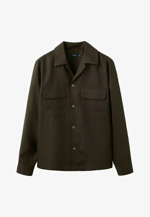 Veste-chemise boutonnée vert olive foncé avec deux poches à rabat à l'avant et un col classique.