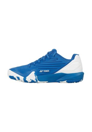 Scarpa sportiva Yonex blu e bianca con suola strutturata e lacci, progettata per sport e uso su campo.