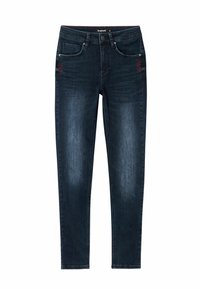 Jeans de mezclilla azul oscuro con corte ajustado, que cuentan con cinco bolsillos, cierre de botón y un sutil bordado rojo en los paneles frontales.