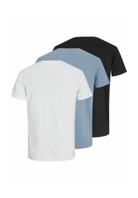 Tre kortærmede t-shirts i hvid, lyseblå og sort. Lavet af bomuld, med en klassisk rund hals og en glat tekstur.