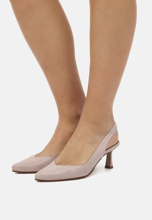 Tacchi slingback rosa con texture, punta affusolata e tacco basso a blocco. La scarpa presenta una finitura liscia e un design con retro aperto.