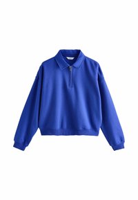 Blauwe lange mouwen pullover met een korte rits aan de voorkant en kraag, geribde manchetten en tailleband, weergegeven tegen een witte achtergrond.