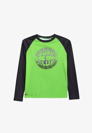 Długo rękaw zielony i czarny rash guard z tekstem "SURF CLUB" i grafiką deski surfingowej z przodu, zapewniający ochronę przeciwsłoneczną UPF 50.