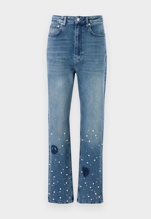 Sinine denim püksid kõrge vöökohtaga, sirge sääre lõikega, kaunistatud valgete pärlitega ning rahu ja südame sümbolitega alläärde lähedal.