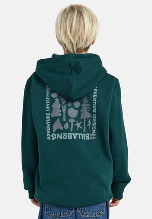 Ciemnozielona bluza z kapturem z dużą jasnoszarym graficznym wzorem na plecach, przedstawiającym elementy przyrody i tekst "ADVENTURE DIVISION BILABONG."