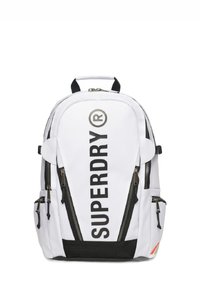 Sac à dos blanc avec des accents et des fermetures éclair noirs. Présente un grand texte "SUPERDRY", un logo et deux poches latérales. Fabriqué en matériau durable.