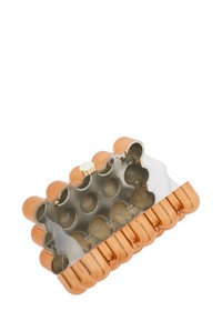 Kopparfärgad clutch med rund design, som har en metallisk insida och genomskinligt lock. Guldhardware som accent på stängningen.