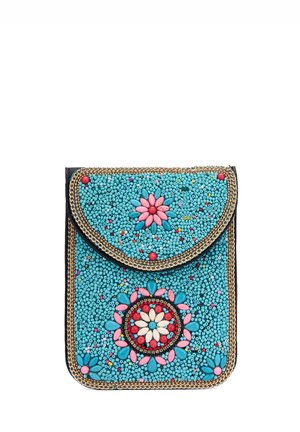 Pequeño bolso rectangular con cuentas con fondo turquesa, patrones florales en rosa y rojo, y ribete de cadena dorada en la solapa y los bordes.