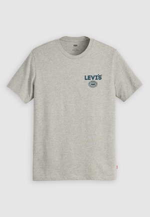 Tricou scurt cu mâneci, gri, fabricat din bumbac, având un logo Levi's albastru și un design circular în zona stângă a pieptului.