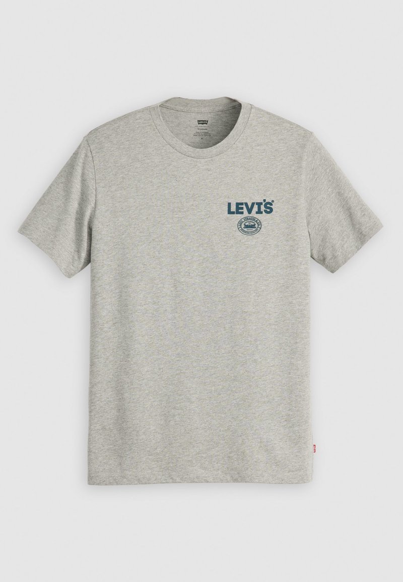 Camiseta de manga corta gris hecha de algodón, con un logo azul de Levi's y un diseño circular en el área izquierda del pecho.