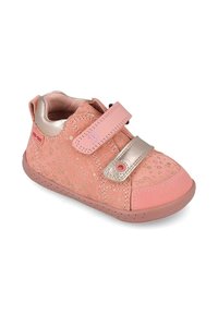 Zapato infantil rosa con parte superior de ante, detalles metálicos dorados, cierre con tira de Velcro y suela de goma flexible con pequeños puntos.