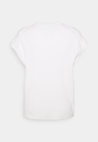 Biała, prążkowana bluzka z krótkim rękawem, z okrągłym dekoltem i bezszwowym tyłem. Gładka faktura na całej powierzchni.