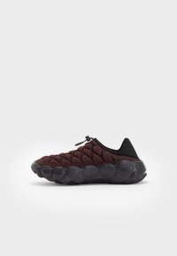 Sklip-on sneakers med en mørkerød strikket overdel og sorte detaljer. Rund, teksturert såle med et bi-design for godt grep.