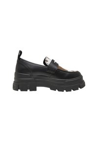 Mocassin chunky noir avec semelle épaisse, languette au talon et motif tacheté blanc et marron sur la partie avant supérieure.