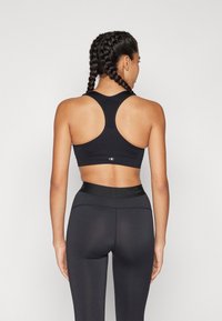 Champion SEAMLESS RACERBACK BRA - Sujetadores deportivos con sujeción ligera - black