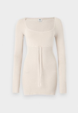 Pulover tricotat bej cu mânecă lungă, decolteu pătrat, textură cu rigle, detalii cu șnur la talie și siluetă ajustată.