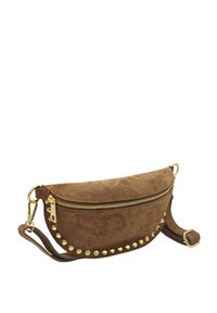 Sac crossbody en suède marron, de forme courbée, avec une fermeture éclair dorée et des clous le long du bas, ainsi qu'une sangle réglable.