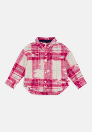 Camicia a quadri rosa e bianca con una texture morbida, maniche lunghe, orlo arrotondato e colletto interno a contrasto.