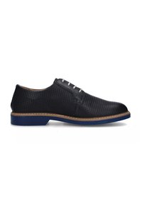 Scarpa nera in pelle perforata con suola in gomma blu, lacci bianchi e cucitura color nocciola attorno alla suola. Presenta un design a punta arrotondata.