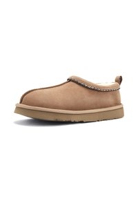 Scarpa slip-on in suede marrone con superficie liscia, dettagli cuciti lungo il bordo e suola in gomma texture per la presa.