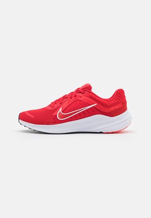 Baskets de sport rouges avec semelle blanche et logo swoosh blanc sur le côté, conçues pour la course ou les activités sportives.