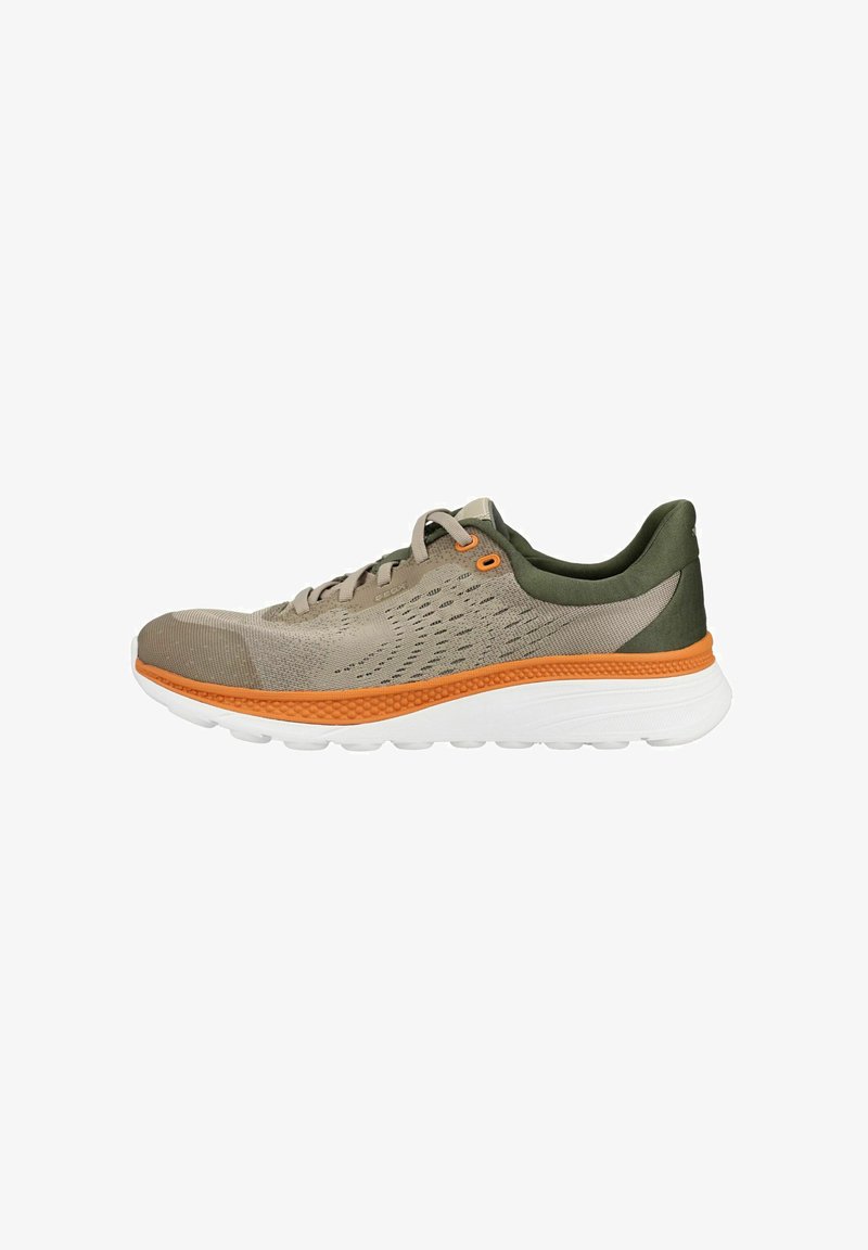 Baskets sportives beige et vert olive avec des accents orange, dessus en mesh, semelle blanche, et fermeture à lacets, vues de profil.