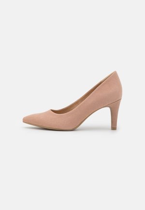Różowe zamszowe szpilki z wysmukłym noskiem i smukłym 7 cm obcasem, charakteryzujące się gładką teksturą oraz eleganckim, minimalistycznym wzornictwem.