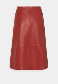 Falda de cuero roja con una textura suave, diseño hasta la rodilla y un cierre trasero oculto. Líneas limpias y estilo minimalista.