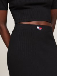 Tommy Jeans BADGE SKIRT - Fustă tip creion - black