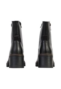 Zwarte leren enkellaarzen met een ronde neus, ritssluiting en een gestapelde hak. Bevat decoratieve stiksels en een gladde textuur.