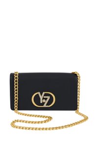 Clutch in pelle nera con tracolla in catena dorata, con logo YZ decorato con strass. Design rettangolare, texture liscia, stile minimalista.