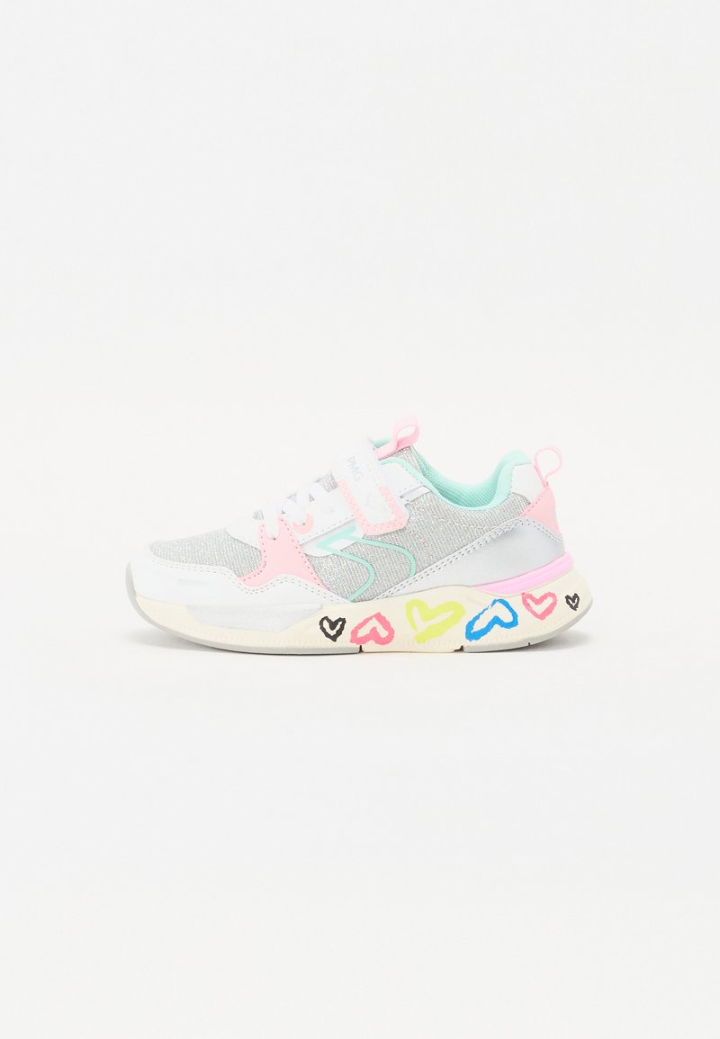 Grauer Sportschuh mit pinken und mintfarbenen Akzenten, ausgestattet mit einem Klettverschluss, bunten Herzmustern auf der Sohle und einer strukturierten Oberfläche.