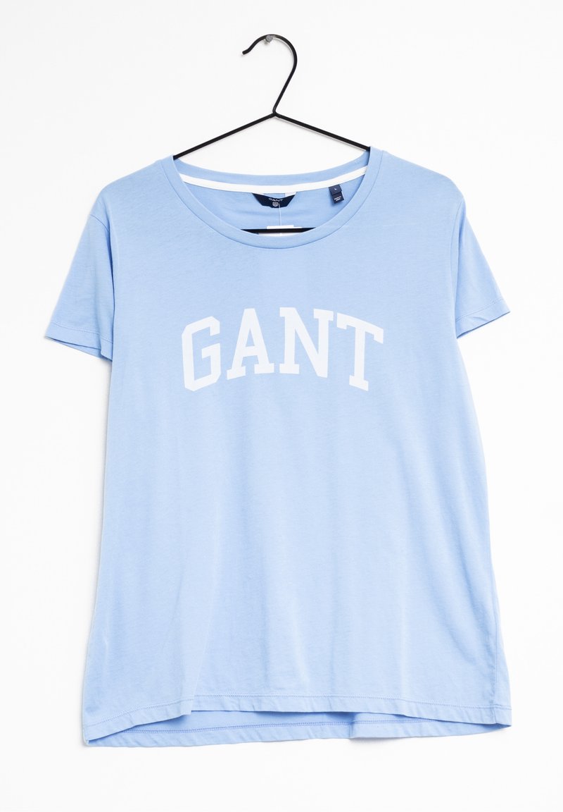 Ljusblå kortärmad T-shirt med en vit "GANT"-logotyp över bröstet. Tillverkad av mjukt material, med rundad halsringning och avslappnad passform.
