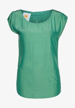 Top verde de manga corta hecho de tejido ligero. Presenta un escote redondo y un corte holgado con una textura suave. Diseño minimalista, sin patrones.